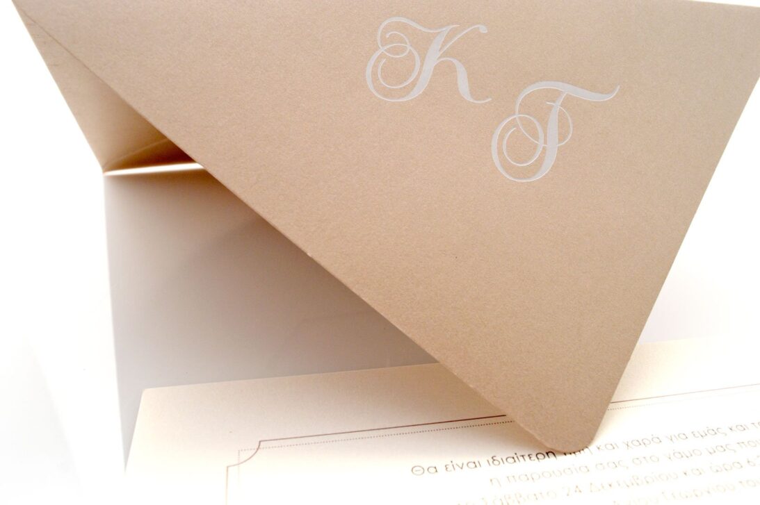 Προσκλητήριο Γάμου: Λεπτομέρεια εκτύπωσης στα μονογράμματα με λευκοτυπία στο Φάκελο_Κωδικός 5814
