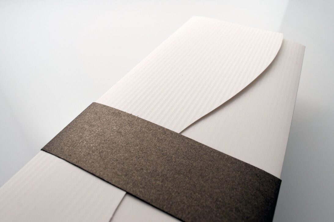 Λεπτομέρεια χαρτιού πρόσκλησης σε λείο λευκό με μεταλλιζέ γραμμές και φάσας σε καφέ μεταλλιζέ χαρτί_Κωδικός 5824