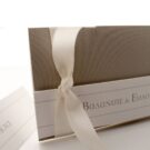Προσκλητήριο Γάμου: Λεπτομέρεια χαρτί δερματίνη (σχέδιο κορμός) σε χρώμα καφέ άμμου 380 γραμ. και Κορδέλα γκρο ιβουάρ 2,5 εκατ._Κωδικός 5830