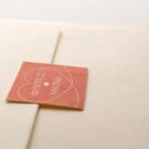 Προσκλητήριο Γάμου: Λεπτομέρεια με εκτύπωση μελάνι σε καρτάκι με ονόματα ζευγαριού και καρδιά_Κωδικός 5867