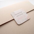 Προσκλητήριο Γάμου: Λεπτομέρεια εκτύπωσης μελάνι σε καρτάκι με γωνιοκοπή με ονόματα ζευγαριού, ημερομηνία και λουλούδια_Κωδικός 5871