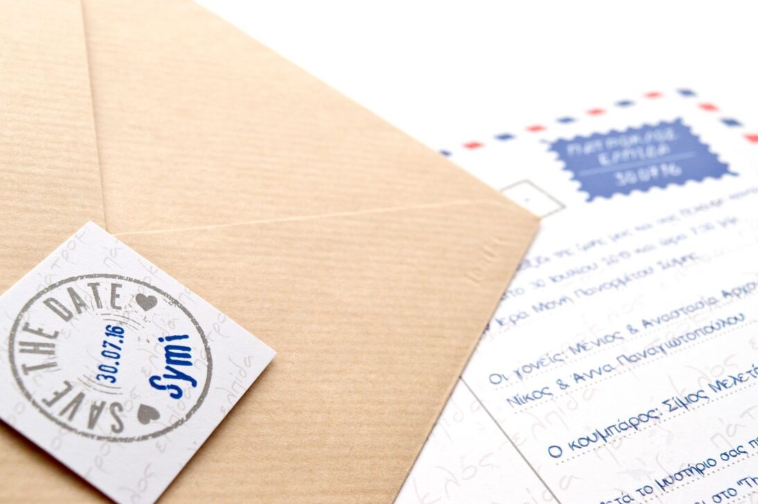 Προσκλητήριο Γάμου: Λεπτομέρεια Φάκελος σε χαρτί Kraft ριγέ, καρτάκι και Κάρτα εκτύπωση μελάνι σε χρώμα μπλε σκούρο, κόκκινο και γκρι με θέμα card postal_Κωδικός 5887