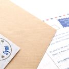 Προσκλητήριο Γάμου: Λεπτομέρεια Φάκελος σε χαρτί Kraft ριγέ, καρτάκι και Κάρτα εκτύπωση μελάνι σε χρώμα μπλε σκούρο, κόκκινο και γκρι με θέμα card postal_Κωδικός 5887