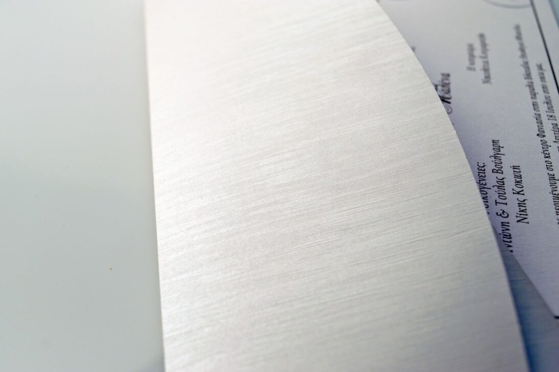 Προσκλητήριο Γάμου: Λεπτομέρεια φακέλου σε χαρτί μεταλλιζέ γκοφρέ λευκό_Κωδικός 5898