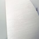 Προσκλητήριο Γάμου: Λεπτομέρεια φακέλου σε χαρτί μεταλλιζέ γκοφρέ λευκό_Κωδικός 5898