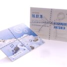 Προσκλητήριο Γάμου: Κάρτα διάστασης 14,5x20,5 εκατ. σε χαρτί λείο 1500γραμ. με εκτύπωση δύο όψεων μελάνι και θέμα card postal και Κορδόνι δίκλωνο λευκό – σκούρο μπλε_Κωδικός 5826
