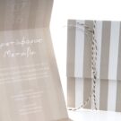 Προσκλητήριο Γάμου: Τρίπτυχο διάστασης 15x20 εκατ. σε χαρτί γκοφρέ γραμμωτό (ανάγλυφο) υπόλευκο 250 γραμ. με εκτύπωση ρίγα σε μελάνι πούρο και Κορδόνια δίκλωνο λευκό - καφέ και δίκλωνο λευκό - γκρι_Κωδικός 5859