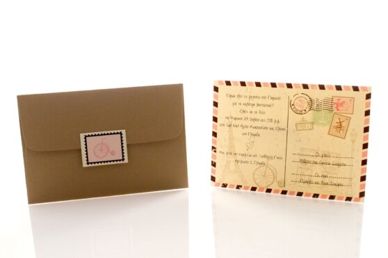 Προσκλητήριο Βάπτισης: Φάκελος διάστασης 12,7x18,8 εκατ. σε χαρτί λείο ματ κραφτ (καφέ άμμου) 160 γραμ., καρτάκι 5x4 εκατ. με θέμα στέμμα και Κάρτα σε χαρτί λείο ματ κρεμ 250 γραμ. με εκτύπωση μίας όψης μελάνι και με θέμα card postal, ταξίδι, Παρίσι, Πύργος του Άιφελ_Κωδικός 50508