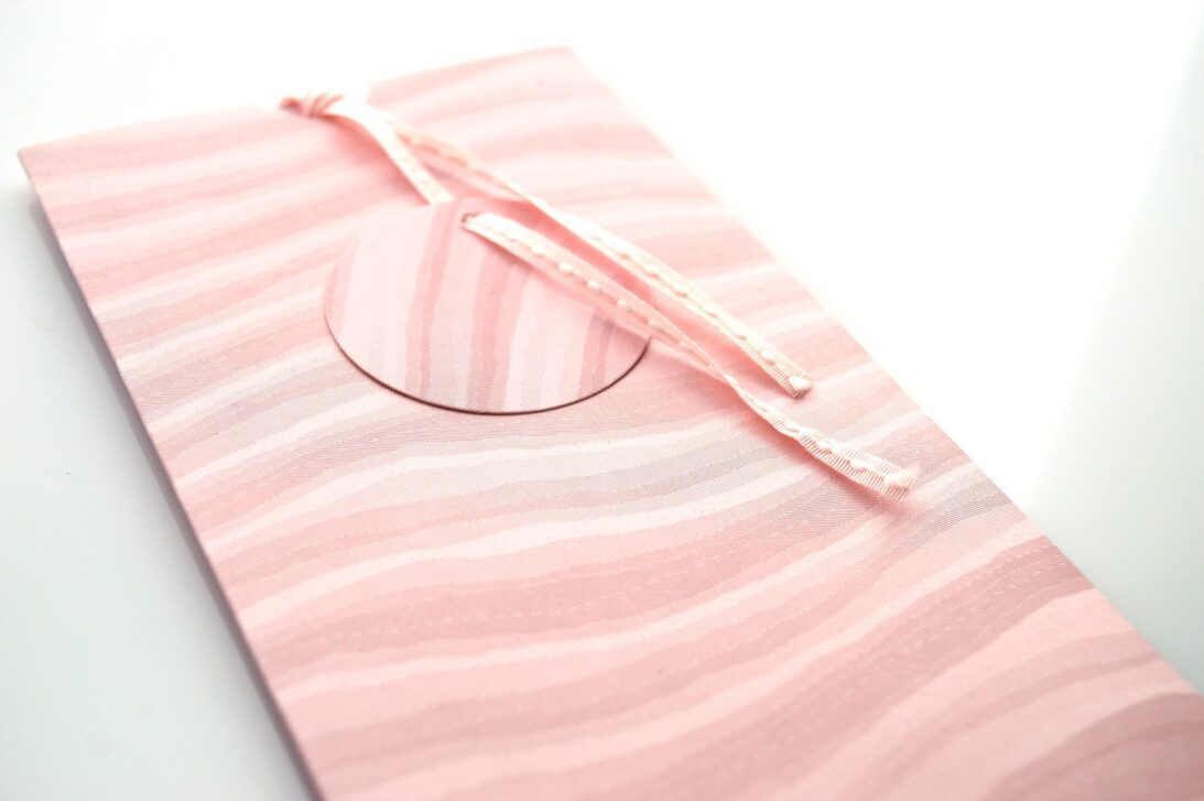 Λεπτομέρεια: Φάκελος σε χαρτί δερματίνη (σχέδιο νερά) ροζ_Κωδικός 50523