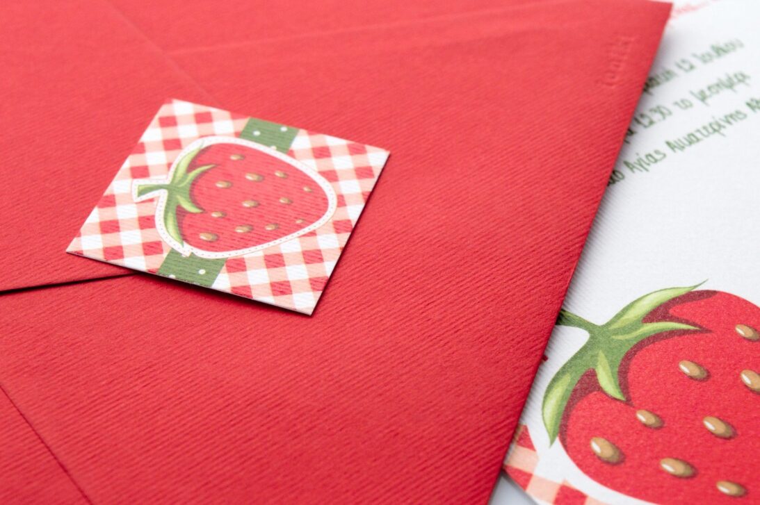 Προσκλητήριο Βάπτισης: Λεπτομέρεια φάκελος γραμμωτός κόκκινος και καρτάκι με θέμα φράουλα και κόκκινο καρό_Κωδικός 50535