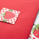 Προσκλητήριο Βάπτισης: Λεπτομέρεια φάκελος γραμμωτός κόκκινος και καρτάκι με θέμα φράουλα και κόκκινο καρό_Κωδικός 50535