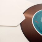 Λεπτομέρεια Φακέλου γκοφρέ μπιμπικωτό λευκό και στρογγυλής κάρτας με θέμα μουσικός δίσκος_Κωδικός 50558