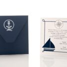 Προσκλητήριο Βάπτισης: Φάκελος διάστασης 16,8x16,8 εκατ. σε χαρτί γκοφρέ (ανάγλυφο) γραμμωτό navy blue (ναυτικό μπλε) 160 γραμ. με λευκοτυπία άγκυρα και Κάρτα σε χαρτί γκοφρέ γραμμωτό (ανάγλυφο) 250 γραμ. με εκτύπωση μίας όψης μελάνι και θέμα καράβι, πυξίδα, ναυτικό σκοινί_Κωδικός 50561