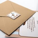Προσκλητήριο Βάπτισης: Φάκελος διάστασης 16,8x16,8 εκατ. σε χαρτί λείο ματ κραφτ (καφέ άμμου) 160 γραμ., καρτάκι 5x4 εκατ. με θέμα αλογάκι και Κάρτα σε χαρτί γκοφρέ γραμμωτό (ανάγλυφο) 250 γραμ. με εκτύπωση μίας όψης μελάνι και θέμα αλογάκι και ρίγες_Kωδικός 50563