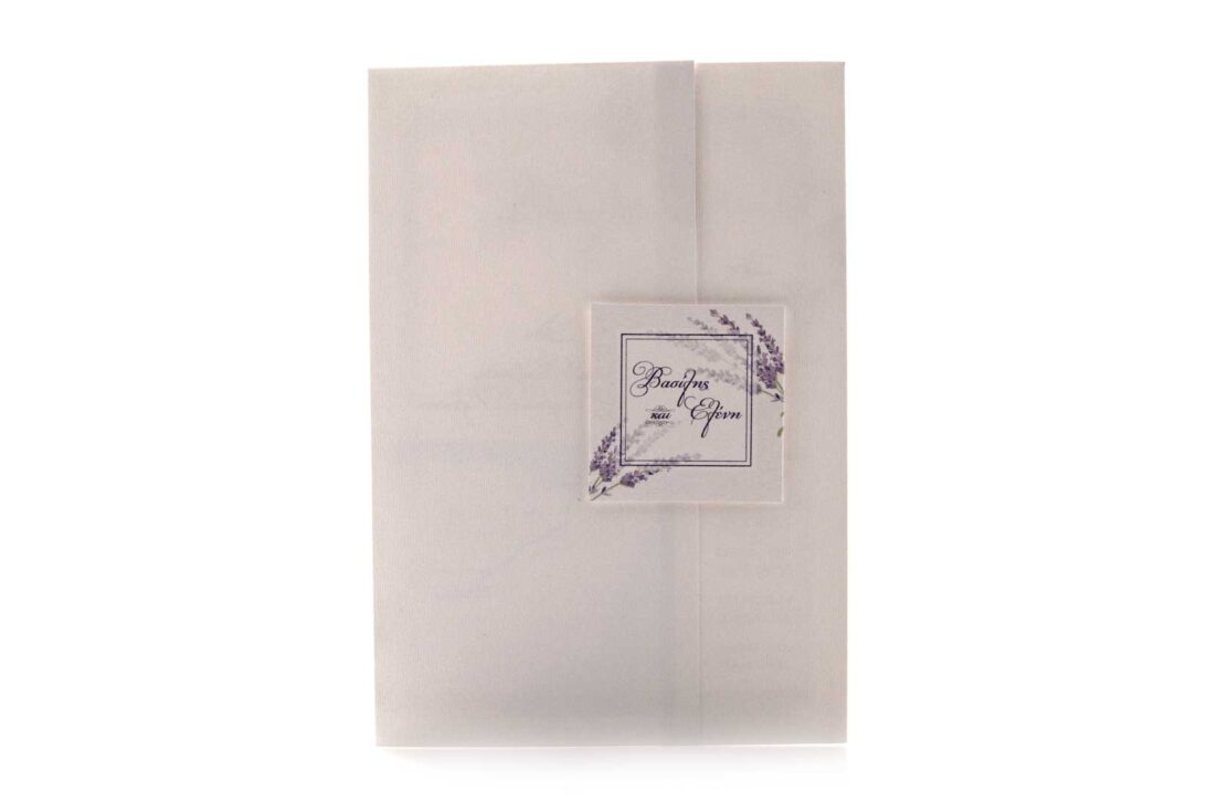 Προσκλητήριο Γάμου: Τρίπτυχο τύπου Pocket folder διάστασης 14,5x21 εκατ. σε χαρτί γκοφρέ (ανάγλυφο) γραμμωτό υπόλευκο 250 γραμ. με εκτύπωση μελάνι σε χρώματα λιλά και θέμα λεβάντα και Καρτάκι 6x6 εκατ. με εκτύπωση μελάνι τα ονόματα και θέμα λεβάντα_Κωδικός 5951