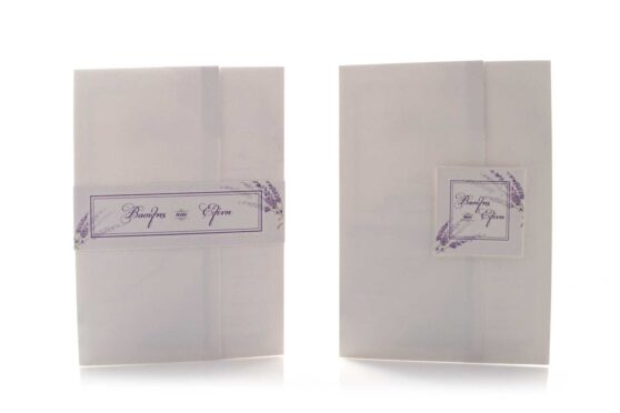 Προσκλητήριο Γάμου: Τρίπτυχο τύπου Pocket folder διάστασης 14,5x21 εκατ. σε χαρτί γκοφρέ (ανάγλυφο) γραμμωτό υπόλευκο 250 γραμ. με εκτύπωση μελάνι σε χρώματα λιλά και θέμα λεβάντα (α) Φάσα σε χαρτί γκοφρέ (ανάγλυφο) γραμμωτό υπόλευκο 250 γραμ. με εκτύπωση μελάνι τα ονόματα και θέμα λεβάντα ή (β) Καρτάκι 6x6 εκατ. με εκτύπωση μελάνι τα ονόματα και θέμα λεβάντα_Κωδικός 5951