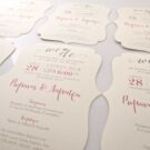 Προσκλητήριο Γάμου: Λεπτομέρεια Κάρτας σε σχήμα αγκύλη με εκτύπωση μελάνι γκρι και σάπιο μήλο_Κωδικός 5971