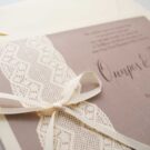 Προσκλητήριο Γάμου: Λεπτομέρεια εκτύπωσης μελάνι φουντουκί και θέμα δαντέλα _Κωδικός 5926
