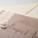 Προσκλητήριο Γάμου: Λεπτομέρεια εκτύπωσης μελάνι φουντουκί και θέμα δαντέλα _Κωδικός 5926