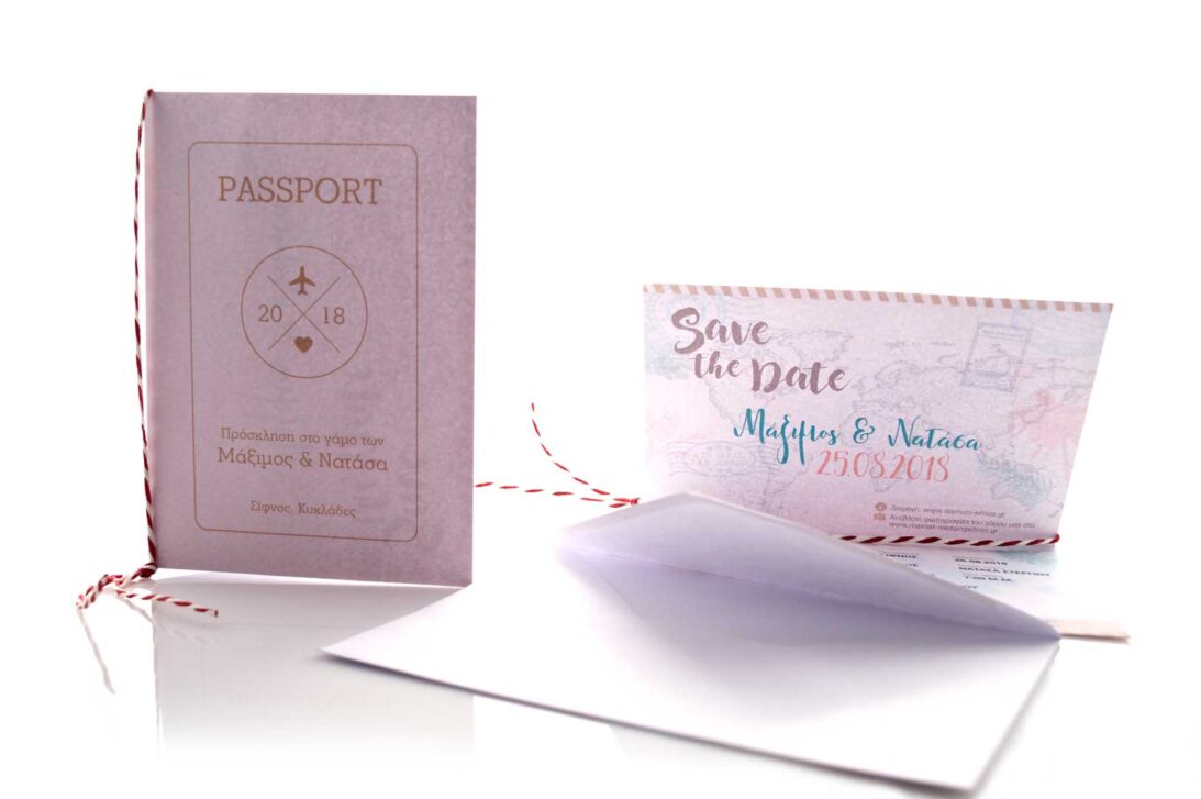 Προσκλητήριο Γάμου: Φάκελος 12,5x17,5 εκατ. σε χαρτί λείο λευκό 150 γραμ. και Δίπτυχο διάστασης 11x15,5 εκατ. σε χαρτί λείο λευκό 250 γραμ. με εκτύπωση μελάνι και Κορδόνι δίκλωνο λευκό – κόκκινο και θέμα διαβατήριο, save the date και εισιτήριο_Κωδικός 5957