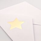 Λεπτομέρεια Προσκλητηρίου Βάπτισης: Χρυσοτυπία αστέρι σε φάκελο γκοφρέ γραμμωτό (ανάγλυφο) υπόλευκο_Κωδικός 50617-50618