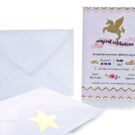 Προσκλητήριο Βάπτισης: Φάκελος διάστασης 13,3x18,3 εκατ. σε χαρτί γκοφρέ γραμμωτό (ανάγλυφο) υπόλευκο 160 γραμ. με χρυσοτυπία αστέρι και Κάρτα σε χαρτί γκοφρέ γραμμωτό (ανάγλυφο) υπόλευκο 250 γραμ. με εκτύπωση σε μελάνι χρυσό και ροζ με θέμα μονόκερος και chevron_Κωδικός 50618
