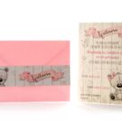 Προσκλητήριο Βάπτισης: Φάκελος διάστασης 13,3x18,3 εκατ. σε χαρτί λείο μεταλλιζέ (περλέ) ροζ 120 γραμ., Φάσα σε χαρτί λείο μεταλλιζέ (περλέ) υπόλευκο 250 γραμ. με θέμα αρκουδάκι και Κάρτα σε χαρτί λείο μεταλλιζέ (περλέ) υπόλευκο 250γραμ. με εκτύπωση μίας όψης μελάνι και θέμα αρκούδακι και φόντο πεπαλαιωμένο ξύλο_Κωδικός 50624