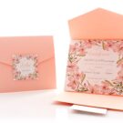 Προσκλητήριο Βάπτισης: Τρίπτυχο τύπου Pocket folder 15x15 εκατ. σε χαρτί γκοφρέ (ανάγλυφο) μπιμπικωτό σομόν 220 γραμ. και Κάρτα floral σε χαρτί γκοφρέ (ανάγλυφο) μπιμπικωτό υπόλευκο 250 γραμ. με θέμα στεφάνι με λουλούδια με εκτύπωση μελάνι σε παλ αποχρώσεις και Καρτάκι 6x6 εκατ. με εκτύπωση ονόματος και ημερομηνίας με θέμα στεφάνι με λουλούδια_Κωδικός 50632