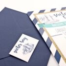 Λεπτομέρεια Φακέλου γραμμωτό navy blue και εκτύπωσης σε καρτάκι μελάνι ναυτικό μπλε με θέμα καράβι και Κάρτας μελάνι σε χρώματα ναυτικό μπλε, μέντα και θέμα καράβι, φάρος και ρίγες_Κωδικός 50803