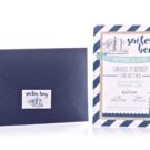 Προσκλητήριο Βάπτισης: Φάκελος διάστασης 16x22 εκατ. σε χαρτί γκοφρέ (ανάγλυφο) γραμμωτό navy blue (ναυτικό μπλε) 160 γραμ., καρτάκι 4x6 εκατ. με θέμα καράβι και Κάρτα σε χαρτί γκοφρέ γραμμωτό (ανάγλυφο) υπόλευκο 250 γραμ. με εκτύπωση μίας όψης μελάνι σε χρώματα ναυτικό μπλε, μέντα και θέμα καράβι, φάρος και ρίγες_Κωδικός 50803