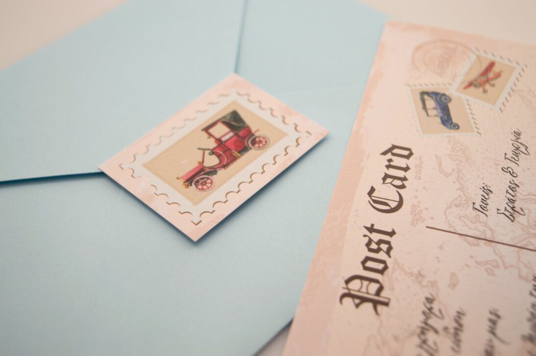 Προσκλητήριο Βάπτισης: Φάκελος διάστασης 13,3x18,3 εκατ. σε χαρτί λείο ματ σιελ 140 γραμ., καρτάκι 4x5,5 εκατ. με θέμα retro αυτοκίνητο και Κάρτα σε χαρτί λείο ματ 250 γραμ. με εκτύπωση μίας όψης μελάνι και θέμα card postal, βέσπα, βαλίτσες, ταξίδι, γραμματόσημα_Κωδικός 50820