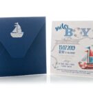 Προσκλητήριο Βάπτισης: Φάκελος διάστασης 16,8x16,8 εκατ. σε χαρτί γκοφρέ (ανάγλυφο) γραμμωτό navy blue (ναυτικό μπλε) 160 γραμ. με ασημοτυπία καράβι και Κάρτα σε χαρτί γκοφρέ γραμμωτό (ανάγλυφο) υπόλευκο 250 γραμ. με εκτύπωση μίας όψης μελάνι σε χρώμα ναυτικό μπλε, κόκκινο, καφέ και γκρι με θέμα πηδάλιο, καράβι, άγκυρα, ναυτικό σκοινί_Κωδικός 50823