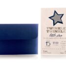 Προσκλητήριο Βάπτισης: Φάκελος διάστασης 12,7x18,8 εκατ. σε χαρτί γκοφρέ (ανάγλυφο) γραμμωτό navy blue (ναυτικό μπλε) 160 γραμ. και Κάρτα σε χαρτί γκοφρέ γραμμωτό (ανάγλυφο) υπόλευκο 250 γραμ. με εκτύπωση μίας όψης μελάνι ναυτικό μπλε και γκρι και θέμα αστέρι και κοπτικό αστέρι σε χαρτί δερματίνη (σχέδιο τρίχα) γκρι 380 γραμ._Κωδικός 50825