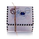 Προσκλητήριο Βάπτισης: Τρίπτυχο διάστασης 15x15 εκατ. σε χαρτί γκοφρέ (ανάγλυφο) γραμμωτό υπόλευκο 250 γραμ. με εκτύπωση δύο όψεων μελάνι σε χρώμα ναυτικό μπλε και καφέ με θέμα card postal, αυτοκίνητο, ομπρέλα, βιβλία, βαλίτσα, πυξίδα, κλειδί, πεταλούδες και Φυσικό (καφέ) σπάγγο_Κωδικός 50836