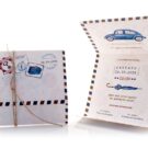 Προσκλητήριο Βάπτισης: Τρίπτυχο διάστασης 15x15 εκατ. σε χαρτί γκοφρέ (ανάγλυφο) γραμμωτό υπόλευκο 250 γραμ. με εκτύπωση δύο όψεων μελάνι σε χρώμα ναυτικό μπλε και καφέ με θέμα card postal, αυτοκίνητο, ομπρέλα, βιβλία, βαλίτσα, πυξίδα, κλειδί, πεταλούδες και Φυσικό (καφέ) σπάγγο_Κωδικός 50836