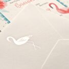 Λεπτομέρεια Προσκλητηρίου Βάπτισης: Ροζ Χρυσοτυπία φλαμίνγκο σε φάκελο γκοφρέ γραμμωτό (ανάγλυφο) ιβουάρ και Κάρτα εκτύπωση μελάνι φλαμίνγκο σε χρώμα σάπιο μήλο και περίγραμμα σε χρώμα μέντα_Κωδικός 50604
