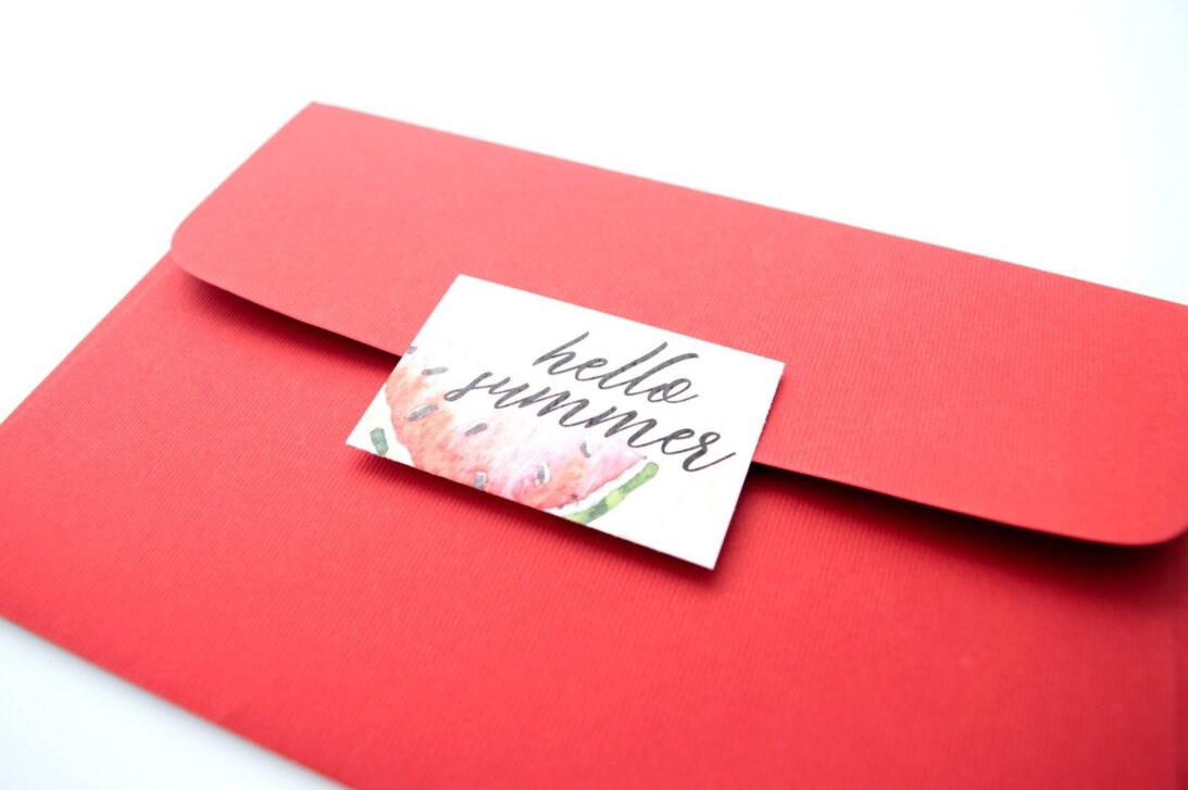 Προσκλητήριο Βάπτισης: Φάκελος διάστασης 12,8x18,8 εκατ. σε χαρτί γκοφρέ (ανάγλυφο) γραμμωτό κόκκινο 160 γραμ., καρτάκι 4x6 εκατ. με θέμα καρπούζι και Κάρτα σε χαρτί γκοφρέ μπιμπικωτό (ανάγλυφο) υπόλευκο 250 γραμ. με εκτύπωση μίας όψης μελάνι και θέμα καρπούζι_Λεπτομέρεια Φάκελλος_Κωδικός 50606