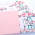 Λεπτομέρεια Φάκελος ροζ και Κάρτα με εκτύπωση με θέμα καρουσέλ και γλειφιτζούρι_Κωδικός 50616