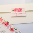 Προσκλητήριο Βάπτισης: Φάκελος διάστασης 12,7x18,8 εκατ. σε χαρτί γκοφρέ (ανάγλυφο) μπιμπικωτό ιβουάρ 140 γραμ., καρτάκι 5x6 εκατ. με θέμα τριαντάφυλλα και Κάρτα σε χαρτί γκοφρέ (ανάγλυφο) μπιμπικωτό ιβουάρ 250 γραμ. με εκτύπωση μελάνι σε παλ αποχρώσεις και θέμα τριαντάφυλλα και καθρέπτης_Κωδικός 50619
