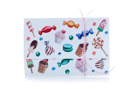 Προσκλητήριο Βάπτισης: Τρίπτυχο διάστασης 14,5x21 εκατ. σε χαρτί γκοφρέ (ανάγλυφο) μπιμπικωτό υπόλευκο 250 γραμ. με εκτύπωση μελάνι 2 όψεων σε χρώματα με παλ αποχρώσεις και θέμα γλυκά, καραμέλες, cupcake, γλειφιτζούρι, παγωτό και Κορδόνι κερωμένο ροζ και λευκό_Κωδικός 50628
