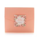 Προσκλητήριο Βάπτισης: Τρίπτυχο τύπου Pocket folder 15x15 εκατ. σε χαρτί γκοφρέ (ανάγλυφο) μπιμπικωτό σομόν 220 γραμ. και Κάρτα floral σε χαρτί γκοφρέ (ανάγλυφο) μπιμπικωτό υπόλευκο 250 γραμ. με θέμα στεφάνι με λουλούδια με εκτύπωση μελάνι σε παλ αποχρώσεις και Καρτάκι 6x6 εκατ. με εκτύπωση ονόματος και ημερομηνίας με θέμα στεφάνι με λουλούδια_Εξωτερική&Εσωτερική πλευρά_Κωδικός 50632