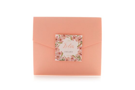 Προσκλητήριο Βάπτισης: Τρίπτυχο τύπου Pocket folder 15x15 εκατ. σε χαρτί γκοφρέ (ανάγλυφο) μπιμπικωτό σομόν 220 γραμ. και Κάρτα floral σε χαρτί γκοφρέ (ανάγλυφο) μπιμπικωτό υπόλευκο 250 γραμ. με θέμα στεφάνι με λουλούδια με εκτύπωση μελάνι σε παλ αποχρώσεις και Καρτάκι 6x6 εκατ. με εκτύπωση ονόματος και ημερομηνίας με θέμα στεφάνι με λουλούδια_Εξωτερική&Εσωτερική πλευρά_Κωδικός 50632