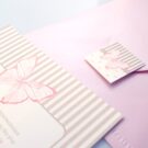 Λεπτομέρεια φακέλου μεταλλιζέ ροζ και Κάρτας μεταλλιζέ υπόλευκη με θέμα πεταλούδα με πλαίσιο ρίγες_Κωδικός 50649