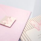 Λεπτομέρεια φακέλου μεταλλιζέ ροζ και Κάρτας μεταλλιζέ υπόλευκη με θέμα πεταλούδα με πλαίσιο ρίγες_Κωδικός 50649