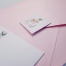 Λεπτομέρεια φακέλου μεταλλιζέ ροζ και Κάρτας μεταλλιζέ λευκή με θέμα ελάφι_Κωδικός 50650