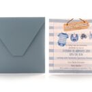 Προσκλητήριο Βάπτισης: Φάκελος διάστασης 16,8x16,8 εκατ. σε χαρτί λείο ματ βρώμικο γαλάζιο 140 γραμ. και Κάρτα σε χαρτί γκοφρέ (ανάγλυφο) γραμμωτό υπόλευκο 250 γραμ. με εκτύπωση μίας όψης μελάνι σιελ, καφέ και με θέμα κρεμαστά ρούχα και ριγέ πλαίσιο_Κωδικός 50811