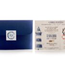 Προσκλητήριο Βάπτισης: Φάκελος διάστασης 12,7x18,8 εκατ. σε χαρτί γκοφρέ (ανάγλυφο) γραμμωτό navy blue (ναυτικό μπλε) 160 γραμ., καρτάκι 4x4 εκατ. και Κάρτα σε χαρτί γκοφρέ γραμμωτό (ανάγλυφο) υπόλευκο 250 γραμ. με εκτύπωση μίας όψης μελάνι και θέμα φάρος, card postal, κυάλια, σωσίβιο_Κωδικός 50826