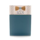Προσκλητήριο Βάπτισης: Φάκελος τραβηχτός διάστασης 15x15 εκατ. σε χαρτί γκοφρέ (ανάγλυφο) γραμμωτό μπλε marine 215 γραμ. και Κάρτα 15x21,5 σε χαρτί λείο ματ υπόλευκο 270 γραμ. με εκτύπωση μελάνι καφέ, γκρι και μπλε marine με θέμα μικρός κύριος, παπιγιόν, τιράντες, κουμπί_Κωδικός 50833