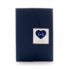 Προσκλητήριο Γάμου: Pocket folder διάστασης 14,5x21 εκατ. σε χαρτί γκοφρέ (ανάγλυφο) γραμμωτό ναυτικό μπλε 250 γραμ. και Κάρτες σε χαρτί γκοφρέ (ανάγλυφο) γραμμωτό υπόλευκο 250 γραμ. με εκτύπωση μελάνι ναυτικό μπλε και γκρι, Καρτάκι 6x6 εκατ. με εκτύπωση τα μονογράμματα_Κωδικός 5917