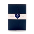 Προσκλητήριο Γάμου: Pocket folder διάστασης 14,5x21 εκατ. σε χαρτί γκοφρέ (ανάγλυφο) γραμμωτό ναυτικό μπλε 250 γραμ. και Κάρτες σε χαρτί γκοφρέ (ανάγλυφο) γραμμωτό υπόλευκο 250 γραμ. με εκτύπωση μελάνι ναυτικό μπλε και γκρι, Φάσα 4,5x15 εκατ. σε χαρτί γκοφρέ (ανάγλυφο) γραμμωτό υπόλευκο 250 γραμ. με εκτύπωση μελάνι τα ονόματα_Κωδικός 5917
